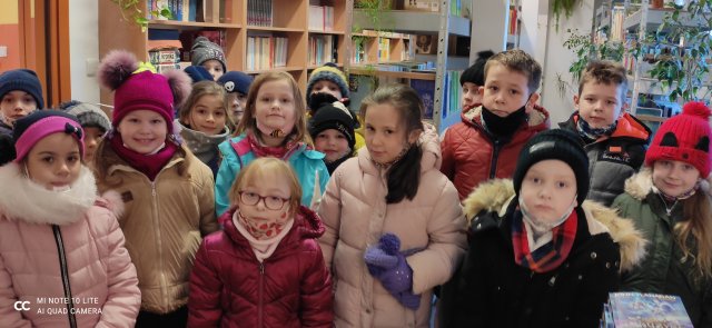 Pierwszoklasiści w bibliotece