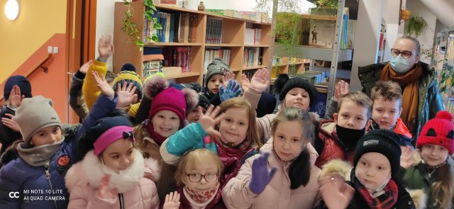 Pierwszoklasiści w bibliotece