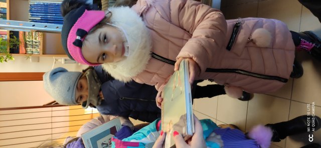 Pierwszoklasiści w bibliotece