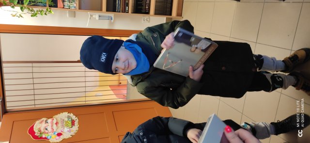 Pierwszoklasiści w bibliotece