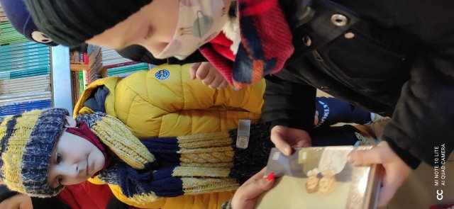 Pierwszoklasiści w bibliotece