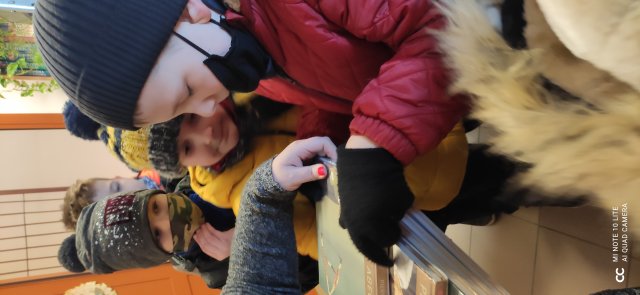 Pierwszoklasiści w bibliotece