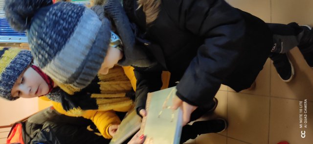 Pierwszoklasiści w bibliotece