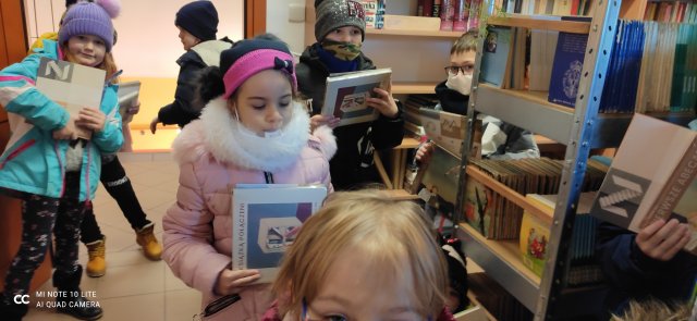 Pierwszoklasiści w bibliotece