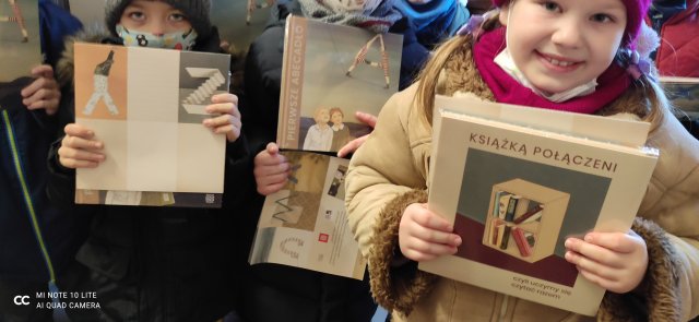 Pierwszoklasiści w bibliotece