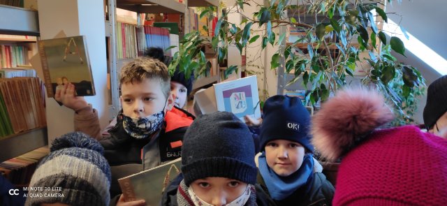 Pierwszoklasiści w bibliotece