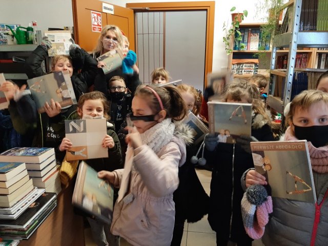 Pierwszoklasiści w bibliotece