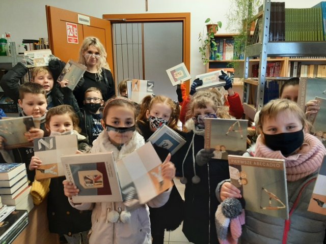 Pierwszoklasiści w bibliotece