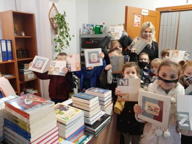 Pierwszoklasiści w bibliotece