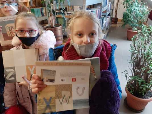 Pierwszoklasiści w bibliotece