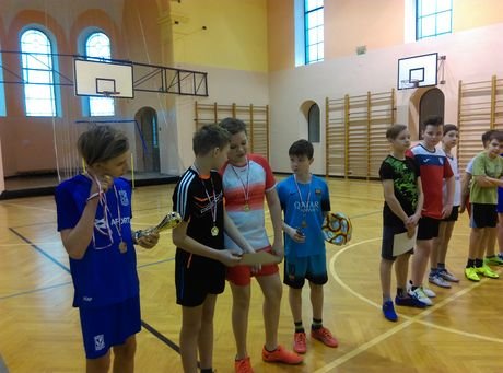 MISTRZOSTWA SZKOŁY W PIŁCE HALOWEJ – WRĘCZENIE NARÓD