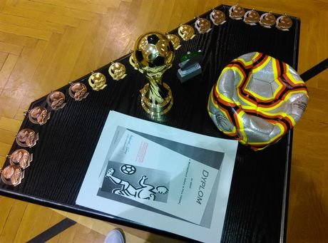 MISTRZOSTWA SZKOŁY W PIŁCE HALOWEJ – WRĘCZENIE NARÓD