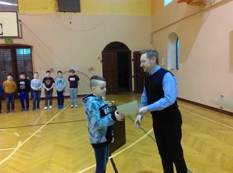 MISTRZOSTWA SZKOŁY W PIŁCE HALOWEJ – WRĘCZENIE NARÓD